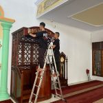 Fostering Kinship and Spreading Joy in Ternate, Pizza Hut volunteers at the Mosque and Shares Delicious Pizza Delights