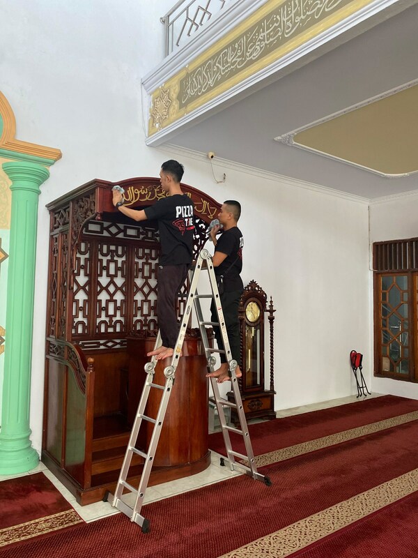 (Ternate, 22/12) Capturing a delightful moment of solidarity during the mosque cleanup, Pizza Hut Indonesia team shares in the spirit of unity with L1MO Pizza, Hokkaido Comboishii, and watermelon juice.