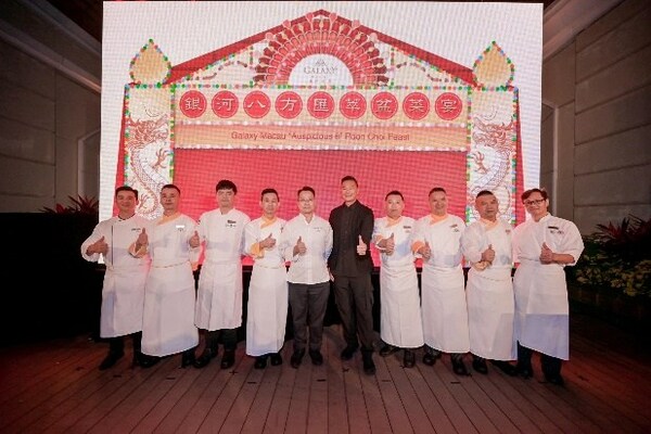 Galaxy Macau “Auspicious 8” Poon Choi Feast invited William Tang (fifth from right), Descendant of the Walled Village and Culture expert to share his insights for making “Tang-style Poon Choi”, and provided inspiration for Chef Tam Kwok Sing (sixth from right) – Vice President of Chinese Culinary, Galaxy Macau and the chefs to enhance their own individual interpretations of Poon Chois. Galaxy Macau “Auspicious 8” Poon Choi Feast invited William Tang (fifth from right), Descendant of the Walled Village and Culture expert to share his insights for making “Tang-style Poon Choi”, and provided inspiration for Chef Tam Kwok Sing (sixth from right) – Vice President of Chinese Culinary, Galaxy Macau and the chefs to enhance their own individual interpretations of Poon Chois.