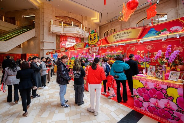 Galaxy Macau’s CNY Bazaar, a grand assembly of thousands of New Year goods and gifts, makes its much-anticipated return at the East Square. This festive marketplace warmly welcomes both Macau locals and tourists to explore and shop for an array of New Year essentials. Single purchases of over MOP500 at the CNY Bazaar will qualify for giveaway games, offering a chance to win incredible prizes totaling over MOP388,888.