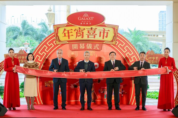 Mr. Tai Kin Ip, Director of the Macao Economic and Technological Development Bureau; Mr. U Kin Cho, Vice President of Macao Chamber of Commerce; Mr. Raymond Yap, Senior Director of Resort Services at Galaxy Entertainment Group; Ms. Hazel Wong, Executive Vice President of Retail at Galaxy Entertainment Group and Mr. James Yang, Senior Vice President of Marketing Services at Galaxy Entertainment Group, attended the opening ceremony of Galaxy Macau’s CNY Bazaar.