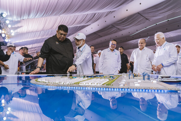 AB Rauf and Noormustafa Kamal bin Yahya admiring the scale model of KLIP AB Rauf and Noormustafa Kamal bin Yahya admiring the scale model of KLIP