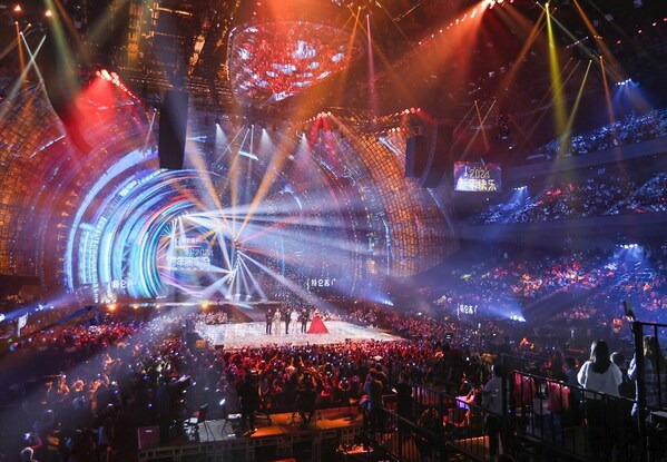 An impressive lineup of celebrities from Mainland China, Hong Kong, and Taiwan lit up the "2024 JSTV New Year’s Eve Concert", celebrating the countdown to 2024 with millions of viewers on-site and online across the world. An impressive lineup of celebrities from Mainland China, Hong Kong, and Taiwan lit up the "2024 JSTV New Year’s Eve Concert", celebrating the countdown to 2024 with millions of viewers on-site and online across the world.