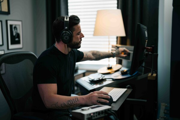 The HD 490 PRO studio headphones deliver a wide, spatial sound stage with excellent localisation, enabling producers to create refined masters The HD 490 PRO studio headphones deliver a wide, spatial sound stage with excellent localisation, enabling producers to create refined masters