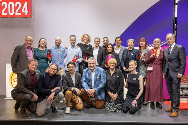 The board of Spielwarenmesse eG and members of the jury celebrate with the winners of the ToyAward 2024. The board of Spielwarenmesse eG and members of the jury celebrate with the winners of the ToyAward 2024.
