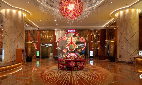 The "Treasure Bowl" centerpiece in StarWorld Hotel lobby symbolizes good fortune and wealth, infusing vitality and hope into the atmosphere The "Treasure Bowl" centerpiece in StarWorld Hotel lobby symbolizes good fortune and wealth, infusing vitality and hope into the atmosphere
