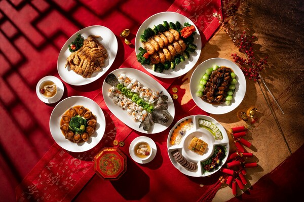 The luxurious reunion dinner presented by Banyan Tree Macau features tantalizing dishes prepared by star chefs using premium ingredients The luxurious reunion dinner presented by Banyan Tree Macau features tantalizing dishes prepared by star chefs using premium ingredients