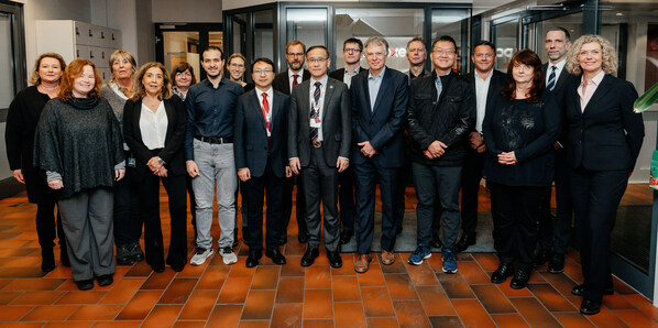 Dr. Dou Changlin (5th from left in the front row), Dr. Zhou Ming (4th from left in the front row) and clinical investigators of the Phase 1 study