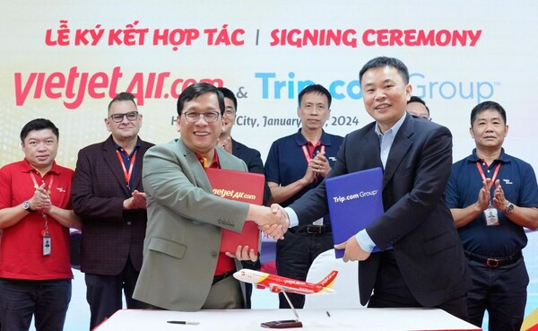 The MOU was signed by Mr Yudong Tan (right), Chief Executive Officer, Flights, Trip.com Group, and Mr Dinh Viet Phuong, Chief Executive Officer, Vietjet Air