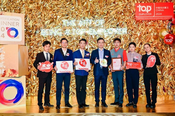 Jerry Ding, Chief People Officer of Yum China, accompanied by six Restaurant General Managers (RGMs), accept the Top Employer China award on behalf of the company Jerry Ding, Chief People Officer of Yum China, accompanied by six Restaurant General Managers (RGMs), accept the Top Employer China award on behalf of the company