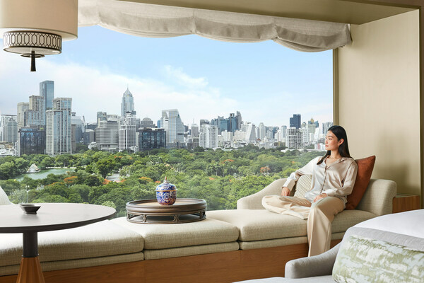 At the Dusit Thani Bangkok hotel, a singular corridor floorplan ensures that every room faces the verdant expanse of Lumpini Park, providing guests with uninterrupted scenic views through expansive floor-to-ceiling windows.