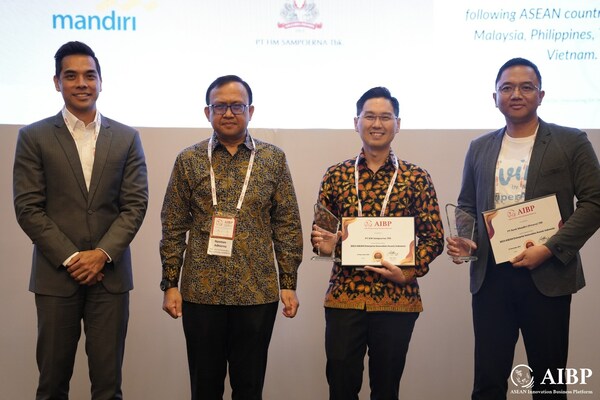 From left to right: Irza Suprapto (CEO, AIBP), Nyoman Adhiarna, Director of Digital Economy, Kementerian Komunikasi dan Informatika (KOMINFO), Ministry of Communication & Informatics, Republic of Indonesia, Ivan Cahyadi, Sales Director, HM Sampoerna and Budi Prasetyo, Vice President, Digital Banking, Bank Mandiri