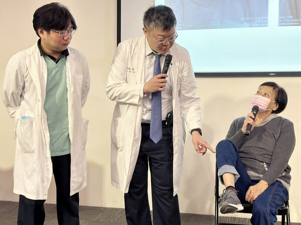 Chang, a 72-year-old female, (first from the right) has a history of hypertension, coronary artery occlusion, hyperthyroidism, and paroxysmal atrial fibrillation, as well as right lower extremity coldness with unusual pain. Dr. Hsu Chung-Ho (middle) examined thrombi in the popliteal artery of her right lower extremity, resulting in severe obstruction of blood flow in the lower extremity.