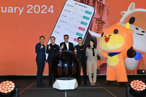 Moomoo MY’s official launch today. (From Left to Right: Dennis Jee - COO of Moomoo Malaysia, Ivan Mok - CEO of Moomoo Malaysia, Datuk Muhamad Umar Swift - CEO of Bursa Malaysia, Robin Xu - Senior Partner, Senior Vice President and Head of Southeast Asia and Oceania of Futu Holdings Limited, Erika Chiang - CMO of Moomoo SEA Moomoo MY’s official launch today. (From Left to Right: Dennis Jee - COO of Moomoo Malaysia, Ivan Mok - CEO of Moomoo Malaysia, Datuk Muhamad Umar Swift - CEO of Bursa Malaysia, Robin Xu - Senior Partner, Senior Vice President and Head of Southeast Asia and Oceania of Futu Holdings Limited, Erika Chiang - CMO of Moomoo SEA