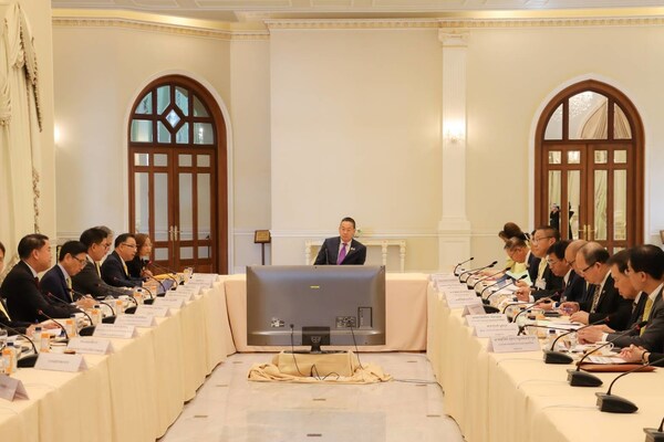 Thailand’s Prime Minister Srettha Thavisin chaired today a meeting of the National Electric Vehicle Policy Committee (EV Board), which approved incentives to encourage companies to transition their commercial fleets of large trucks and buses to battery electric vehicles (BEV), and cash grants for EV battery cells manufacturers. Thailand’s Prime Minister Srettha Thavisin chaired today a meeting of the National Electric Vehicle Policy Committee (EV Board), which approved incentives to encourage companies to transition their commercial fleets of large trucks and buses to battery electric vehicles (BEV), and cash grants for EV battery cells manufacturers.