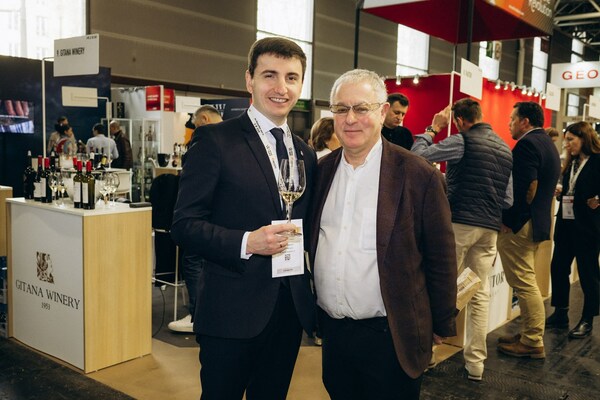 Ștefan Iamandi, Director of the Office of Vine and Wine of Moldova and Robert Joseph, journalist, consultant and winemaker at Vinexpo Paris 2024 Ștefan Iamandi, Director of the Office of Vine and Wine of Moldova and Robert Joseph, journalist, consultant and winemaker at Vinexpo Paris 2024