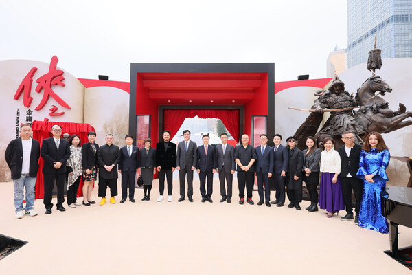 Group photo of officiating guests at the opening ceremony.