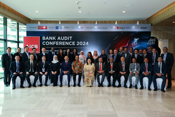 Members of the Asian Institute of Chartered Bankers (AICB)’s Chief Internal Auditors Networking Group (CIANG), with Datuk Wan Suraya Wan Mohd Radzi, Auditor-General of Malaysia; Tan Sri Azman Hashim, FCB, Chairman, Asian Institute of Chartered Bankers; Edward Ling, Chief Executive Officer of the Asian Institute of Chartered Bankers; and Shamsul Bahrom, CB, Chairman of AICB’s CIANG. Members of the Asian Institute of Chartered Bankers (AICB)’s Chief Internal Auditors Networking Group (CIANG), with Datuk Wan Suraya Wan Mohd Radzi, Auditor-General of Malaysia; Tan Sri Azman Hashim, FCB, Chairman, Asian Institute of Chartered Bankers; Edward Ling, Chief Executive Officer of the Asian Institute of Chartered Bankers; and Shamsul Bahrom, CB, Chairman of AICB’s CIANG.