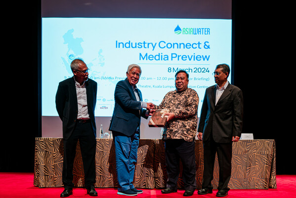 Informa Markets Malaysia Sdn. Bhd. presenting the token of appreciation to the Ministry of Energy Transition and Water Transformation (PETRA). Left: Mr. Mohamad Hairi bin Basri, Deputy President of MWA; General Tan Sri Dato’ Seri Panglima Mohd Azumi bin Mohamed (Rtd.), Co-Chairman of Informa Markets Malaysia Sdn. Bhd.; Dato' Mohd Rodzwan Bin Mohd Baba Sakri, Deputy Secretary General of PETRA; and Datuk Ir. Abdul Kadir Bin Mohd Din, Advisor of ASIAWATER Expo & Forum