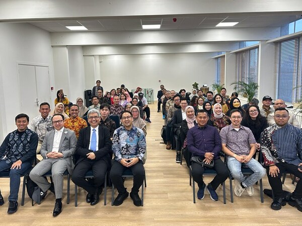 Left to right CEO Orderfaz Muhammad Iqbal - Deputy Indonesian Ambassador Freddy Martin Panggabean - General Chair ACMI General Chair Donny Wahyudi Left to right CEO Orderfaz Muhammad Iqbal - Deputy Indonesian Ambassador Freddy Martin Panggabean - General Chair ACMI General Chair Donny Wahyudi