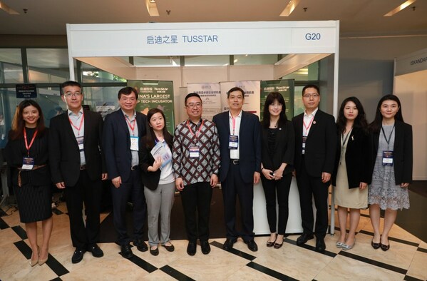 Group photo at Tusstar booth