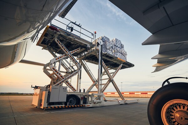 DP World’s freight forwarding service includes global air freight capabilities DP World’s freight forwarding service includes global air freight capabilities