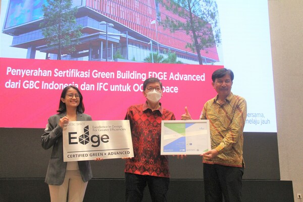 (left-right) Yanu Aryani, EDGE Technical Specialist International Finance Corporation (IFC), Filipus H. Suwarno, Head of Operations & Information Technology, OCBC, dan Iparman Oesman, Organization Secretary Green Building Council (GBC) Indonesia (left-right) Yanu Aryani, EDGE Technical Specialist International Finance Corporation (IFC), Filipus H. Suwarno, Head of Operations & Information Technology, OCBC, dan Iparman Oesman, Organization Secretary Green Building Council (GBC) Indonesia