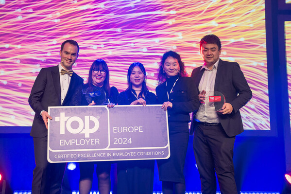 Huawei accepted the Top Employer Europe Award during the Top Employer celebration event. Huawei accepted the Top Employer Europe Award during the Top Employer celebration event.