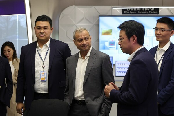 Ahmed Mazhari, President of Microsoft Asia, along with a delegation from Microsoft, visits MAXHUB to investigate potential solutions. Ahmed Mazhari, President of Microsoft Asia, along with a delegation from Microsoft, visits MAXHUB to investigate potential solutions.