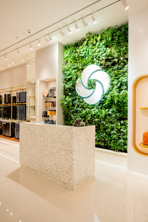 Green Wall & table made of recycled plastic