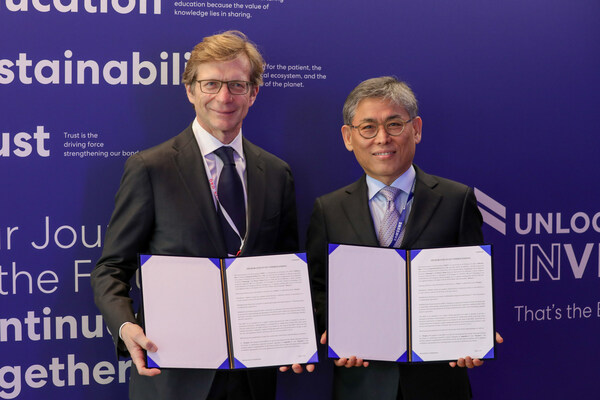 Samsung Medison CEO Mr. Yongkwan Kim and Bracco Imaging CEO Dr. Fulvio Renoldi Bracco endorsed a Memorandum of Understanding agreement Samsung Medison CEO Mr. Yongkwan Kim and Bracco Imaging CEO Dr. Fulvio Renoldi Bracco endorsed a Memorandum of Understanding agreement