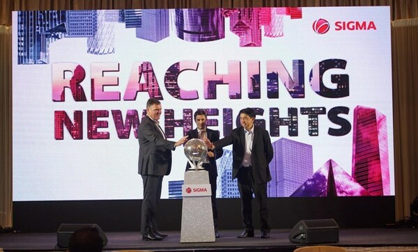 From left: Grant Mooney, Managing Director, Southeast Asia; Nicolas Lopez, Global Head, Sigma&nbsp;and Worraphan Khemasingki, Managing Director of Thailand unveiling the ACRA™ 2.0 and Solon® 2.0 elevators at the product launch