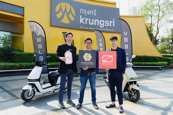 Co-founders of Sleek EV, Ong Zhang Quan (left) and Kantinan Tunveenukoon (right) with Sam Tunskul (center), Managing Director of Krungsri Finnovate Co-founders of Sleek EV, Ong Zhang Quan (left) and Kantinan Tunveenukoon (right) with Sam Tunskul (center), Managing Director of Krungsri Finnovate