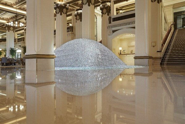 Elise Morin‘s (b. 1978, Paris, France) glittering SOLI , originally commissioned in 2019, has been significantly expanded for the Hong Kong exhibition. Photo Credit: The Peninsula Hotels. Elise Morin‘s (b. 1978, Paris, France) glittering SOLI , originally commissioned in 2019, has been significantly expanded for the Hong Kong exhibition. Photo Credit: The Peninsula Hotels.