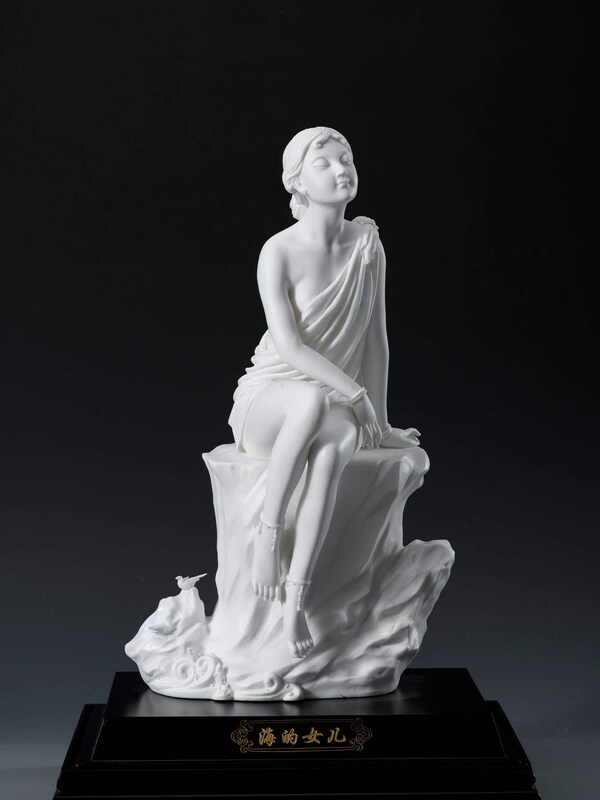 Photo shows a piece of Dehua white porcelain called "the daughter of the sea". (Photo by Zheng Wenji)