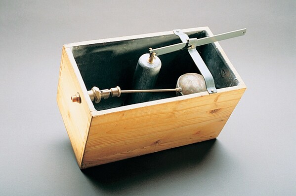 The Phoenix - The lead-lined Geberit wooden cistern Phönix, invented by Albert Gebert in 1905, went into series production in 1909. It was the cornerstone of the company's success.