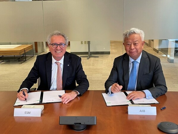 ESM Managing Director Pierre Gramegna and AIIB President Jin Liqun at signing of the MOU ESM Managing Director Pierre Gramegna and AIIB President Jin Liqun at signing of the MOU