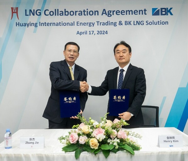 Scene of the signing ceremony, from left to right: Zhang Jie, managing director of Huaying International Energy Trading (Singapore) Pte. Ltd., Henry Kim, president of BK LNG Solution Pte. Ltd.