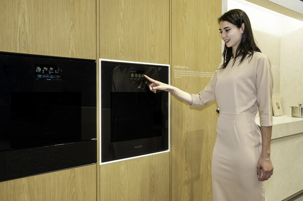 Debuting at MDW 2024 and designed with European consumers in mind, Signature Kitchen Suite built-in oven with Gourmet AI™️ offers a variety of cutting-edge features and AI technologies to elevate the culinary experience. Debuting at MDW 2024 and designed with European consumers in mind, Signature Kitchen Suite built-in oven with Gourmet AI™️ offers a variety of cutting-edge features and AI technologies to elevate the culinary experience.