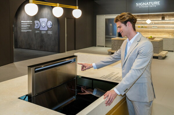 Made to integrate seamlessly into islands and countertops, Signature Kitchen Suite downdraft hood offers provides powerful ventilation, effectively extracting steam and odors for a more pleasant cooking experience. Made to integrate seamlessly into islands and countertops, Signature Kitchen Suite downdraft hood offers provides powerful ventilation, effectively extracting steam and odors for a more pleasant cooking experience.