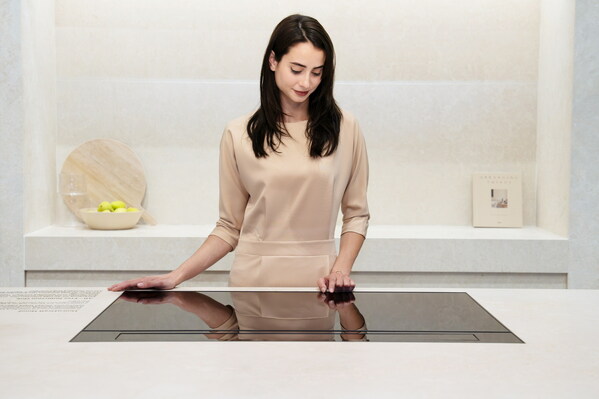 Signature Kitchen Suite’s free zone induction hob presents next-level flexibility and ease-of-use, allowing users to place any size and type of cookware anywhere on its cooking surface. Signature Kitchen Suite’s free zone induction hob presents next-level flexibility and ease-of-use, allowing users to place any size and type of cookware anywhere on its cooking surface.