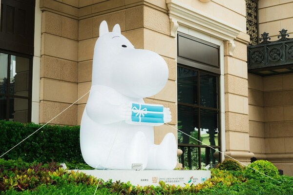 A 4-metre-tall giant inflatable Moomin has landed in the outdoor space of the West Lobby of the Grand Lisboa Palace Macau, welcoming guests for up-close photo opportunities. A 4-metre-tall giant inflatable Moomin has landed in the outdoor space of the West Lobby of the Grand Lisboa Palace Macau, welcoming guests for up-close photo opportunities.