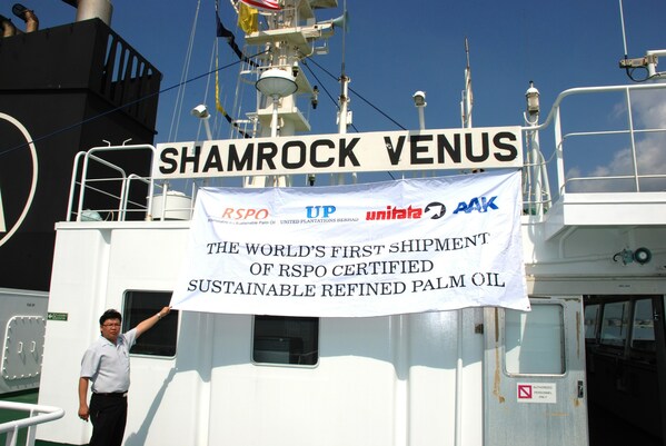 11 November 2008 - the historic moment as the world’s first shipment of RSPO certified sustainable palm oil arrived in Europe. 11 November 2008 - the historic moment as the world’s first shipment of RSPO certified sustainable palm oil arrived in Europe.