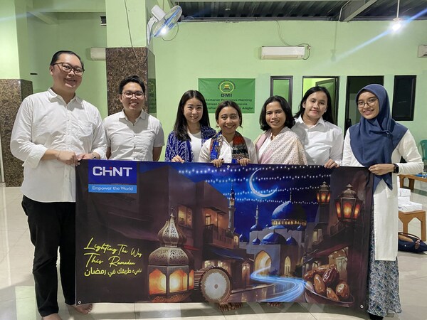 (From left to right) Mr. Michael Eddy, Marketing Director, Mr. Ryan Djajaseputra, HR Director, Ms. Fransisca Utama, Finance Director, Ms. Dwiningtyas Octaviana, HR Department, Ms. Emma Yulinda, Sheren Maria, Sales Department, and Marini Khalishah Khansa, Marketing Department, PT. CHINT Indonesia at the CHINT Global campaign "Lighting the Way This Ramadan".
