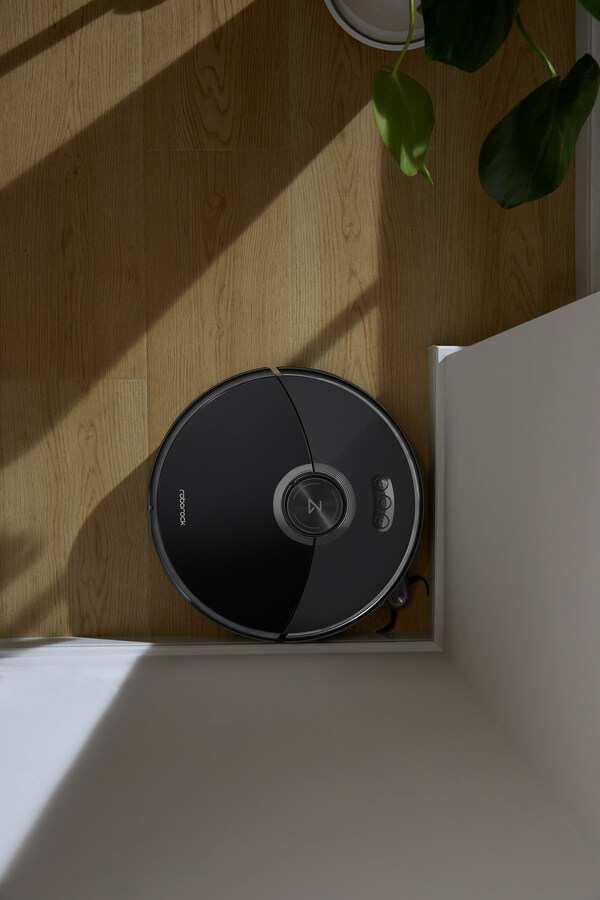 Roborock S8 MaxV Ultra Cleaning With FlexiArm Design™ Side Brush Roborock S8 MaxV Ultra Cleaning With FlexiArm Design™ Side Brush
