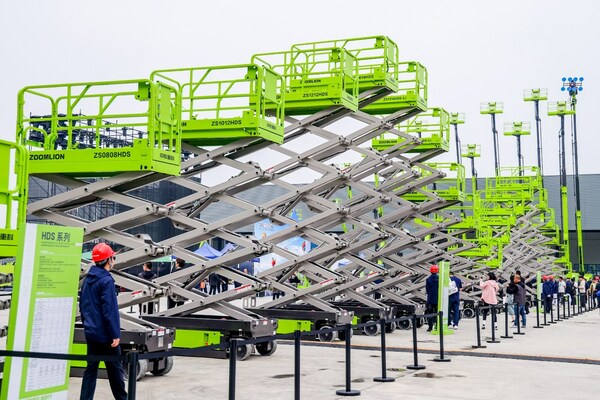 Photo shows that a customer observes various kinds of lifts at Zoomlion Access Intelligent Manufacturing Park. (Source: Zoomlion) Photo shows that a customer observes various kinds of lifts at Zoomlion Access Intelligent Manufacturing Park. (Source: Zoomlion)