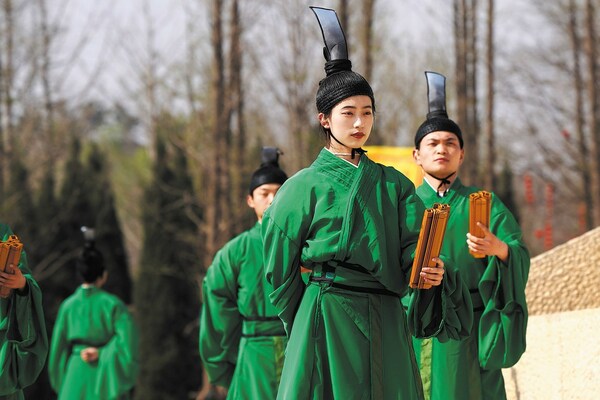 Actors perform in the Yellow Emperor worship ceremony held in Xinzheng of Zhengzhou, Henan province, in 2022. MA JIAN FOR CHINA DAILY
