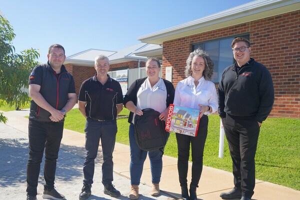 the latest Opening Doors home, along with (left to right): John Wright (GoodWe), Byron Hall (AWM Echuca), Lauren Davy (CLRS), Leah Taffe (CLRS) and Sam Barry (AWM Echuca) the latest Opening Doors home, along with (left to right): John Wright (GoodWe), Byron Hall (AWM Echuca), Lauren Davy (CLRS), Leah Taffe (CLRS) and Sam Barry (AWM Echuca)