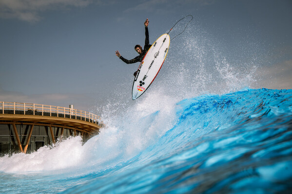 Leon Glatzer, professional surfer from Munich tests an air section with Endless Surf engineers. Leon Glatzer, professional surfer from Munich tests an air section with Endless Surf engineers.