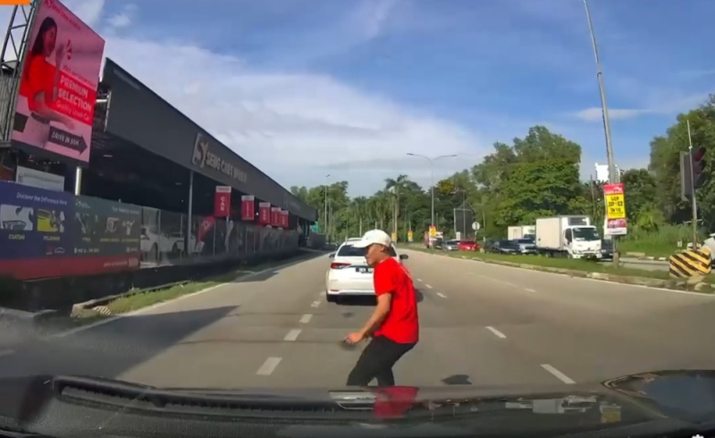 Kajang cops arrest foreigner after jumping on cars, causing crash in Bandar Sungai Long